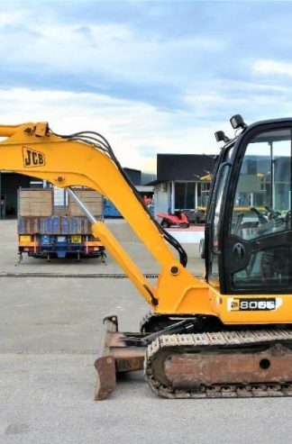 2011 JCB 8056