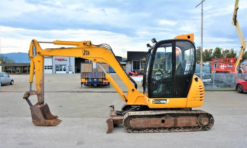 2011 JCB 8056