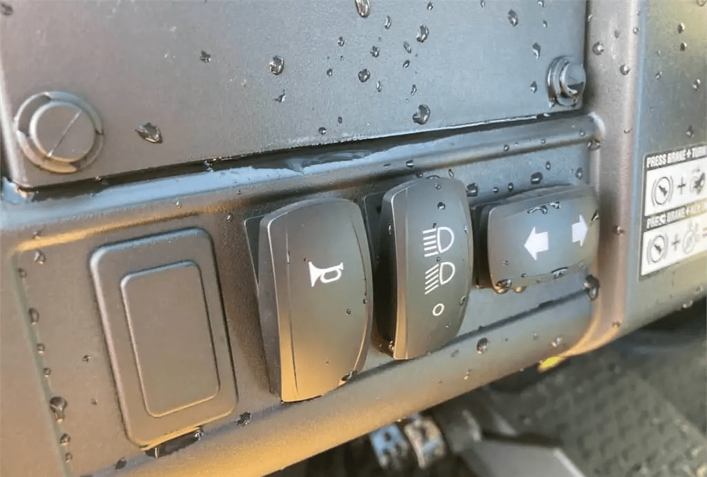 2023 John Deere XUV865M Gator - Image 9