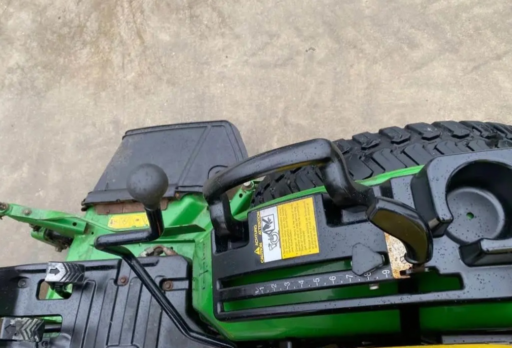 2010 John Deere 2320 - Image 11