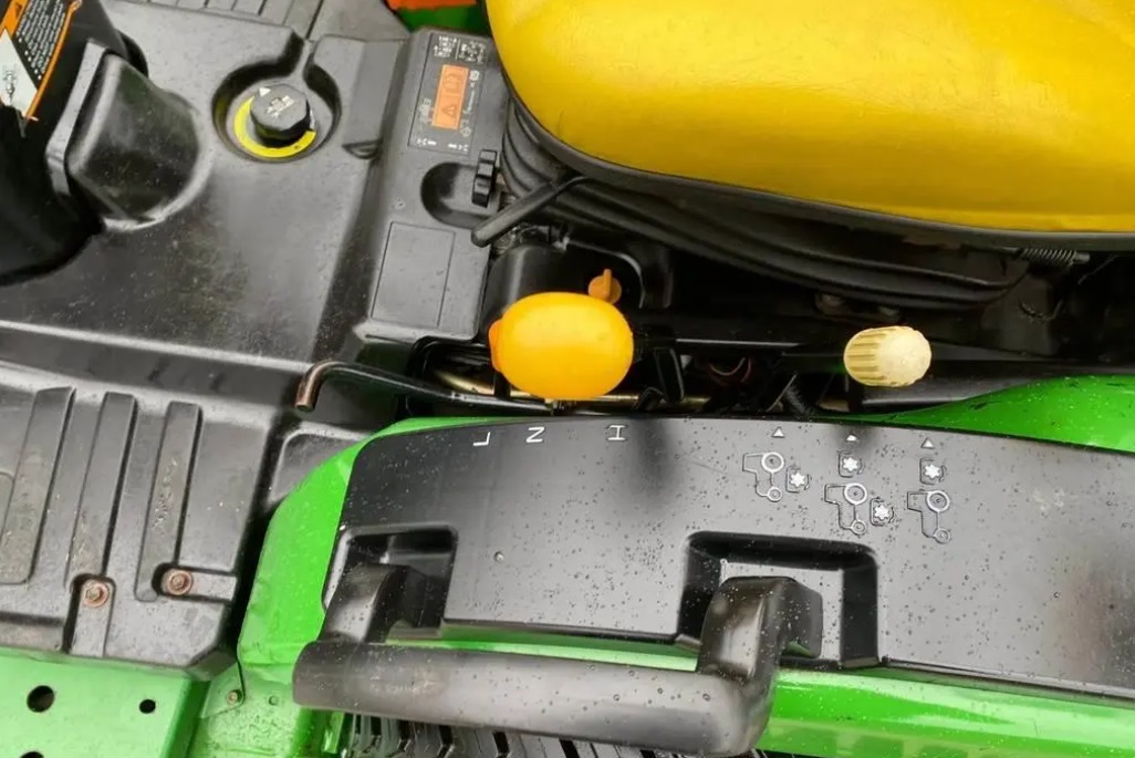 2010 John Deere 2320 - Image 12