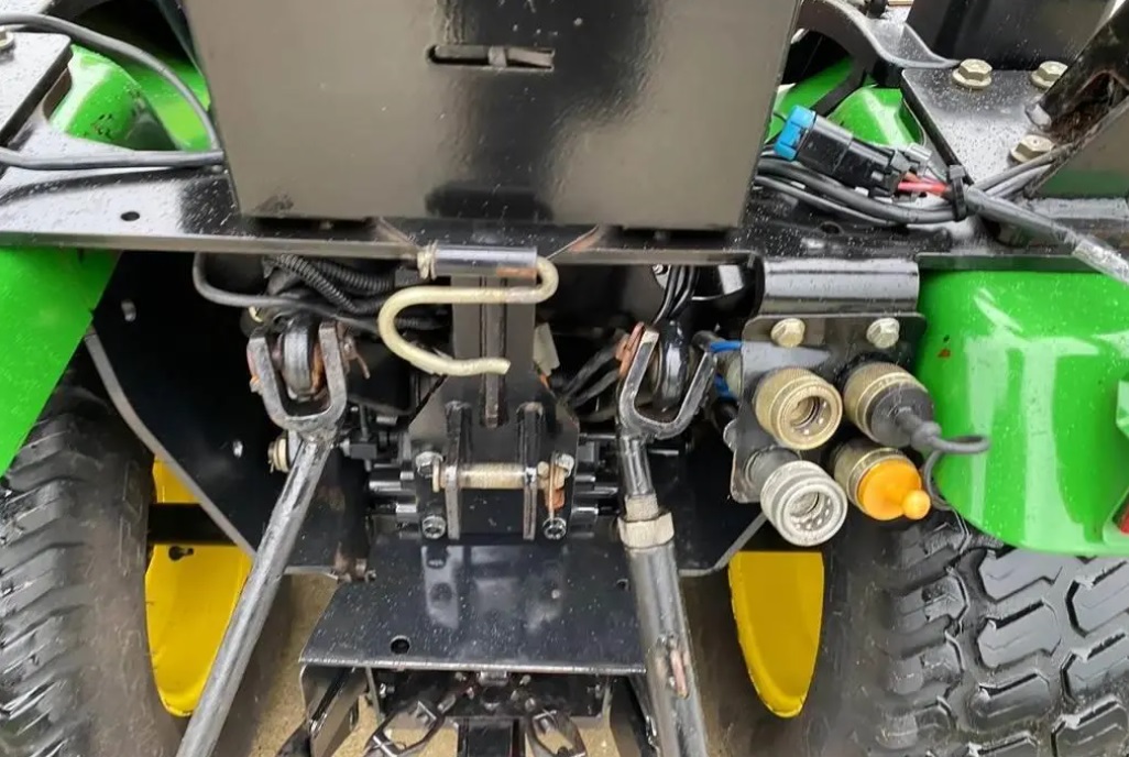 2010 John Deere 2320 - Image 17