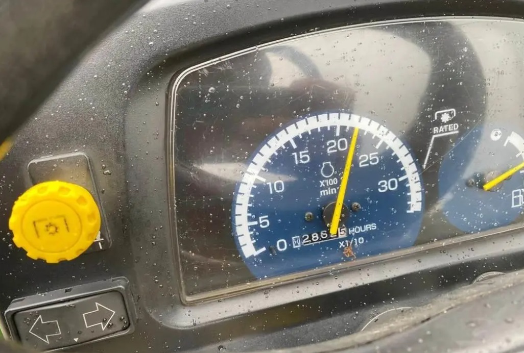 2010 John Deere 2320 - Image 10