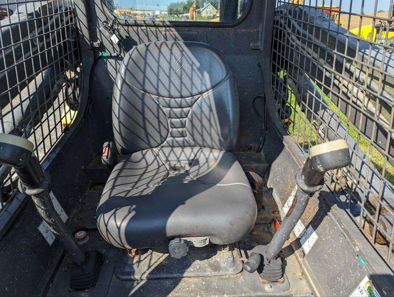 2013 New Holland L218 Skid Steer - Image 29