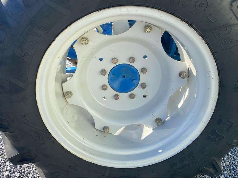 1997 New Holland 1920 Tractor - Image 11