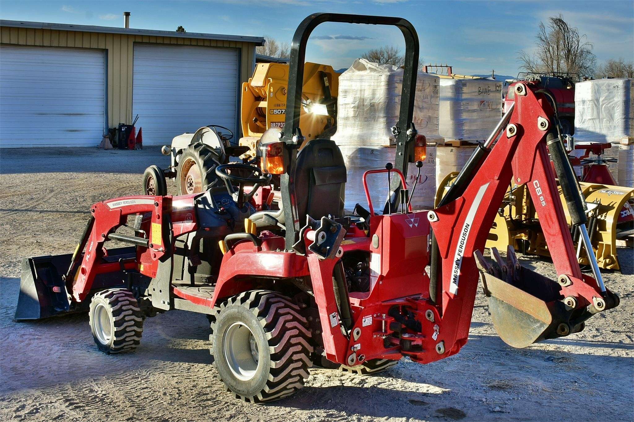 2020 Massey Ferguson GC1723E Tractor - Image 11