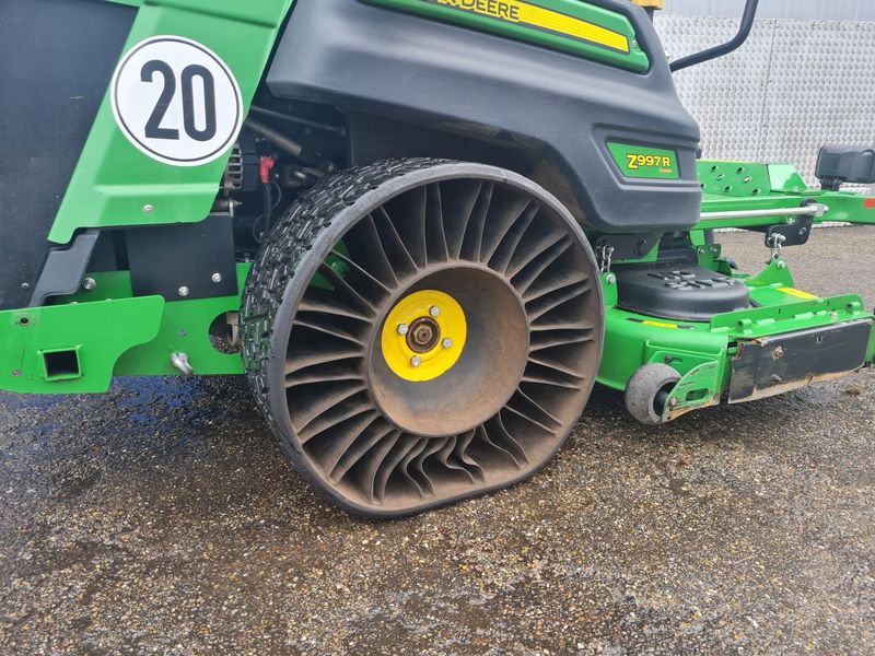 2021 John Deere Z997R - Image 8