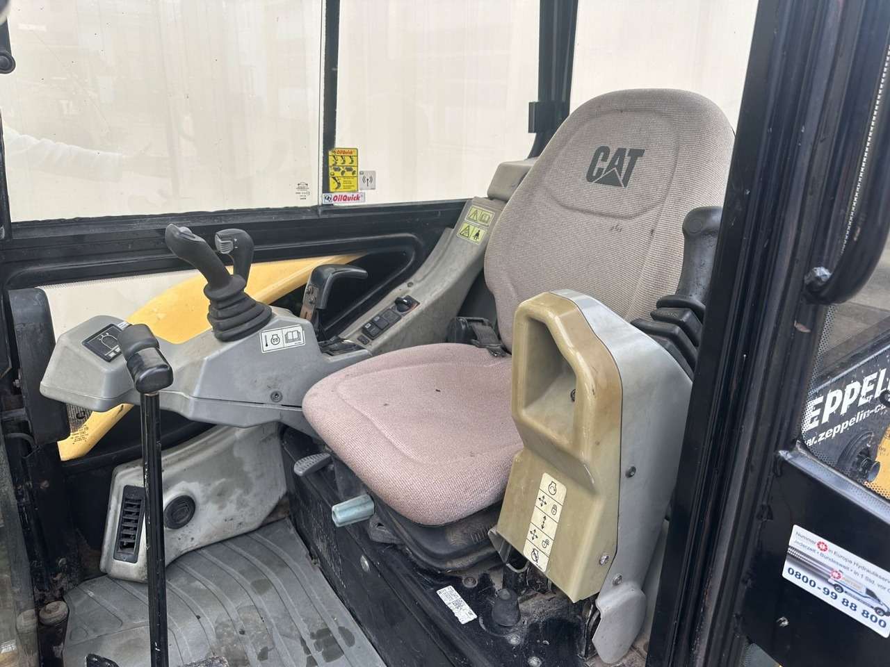 2010 Caterpillar 302.5C Mini excavator - Image 3