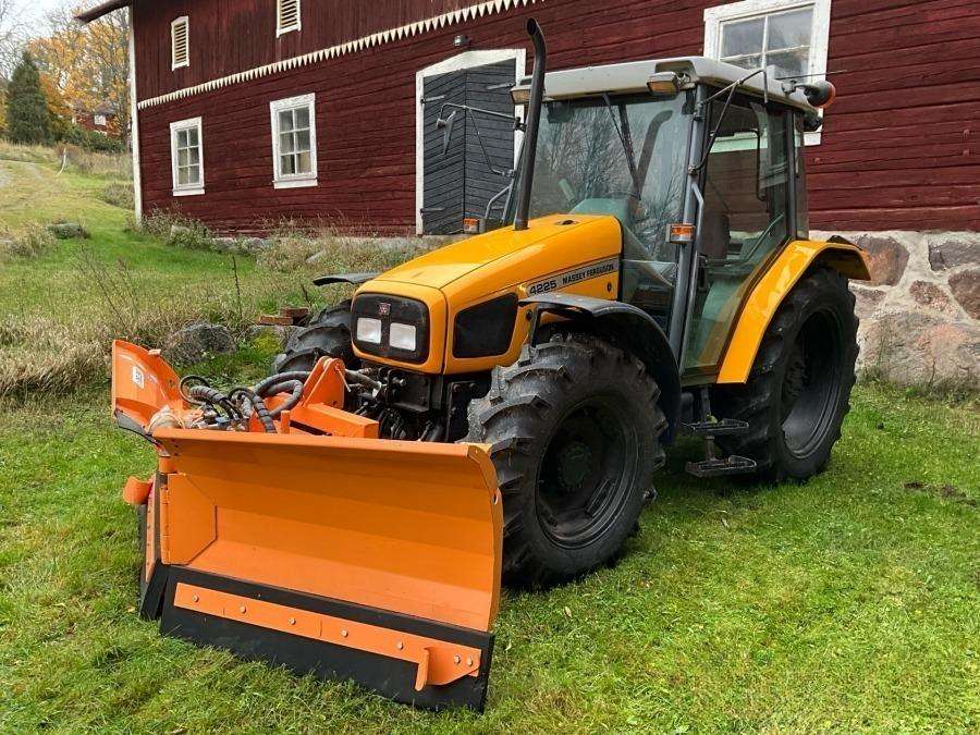1999 Massey Ferguson 4225 Tractor with folding plough - Image 2