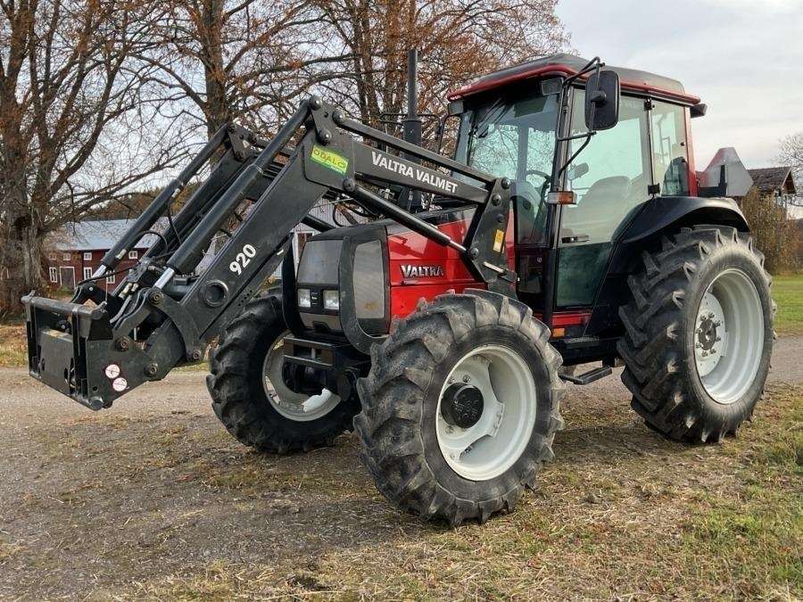 2001 Valtra 700-4 Tractor with loader - Image 2