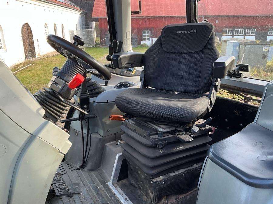 2006 Massey Ferguson 5465 Tractor with loader - Image 11