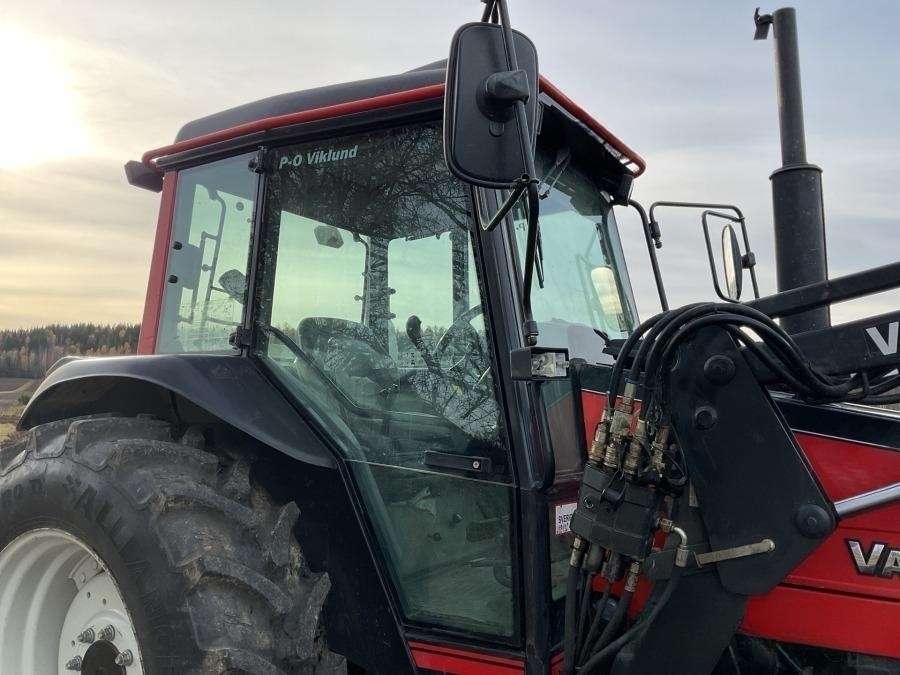 2001 Valtra 700-4 Tractor with loader - Image 10