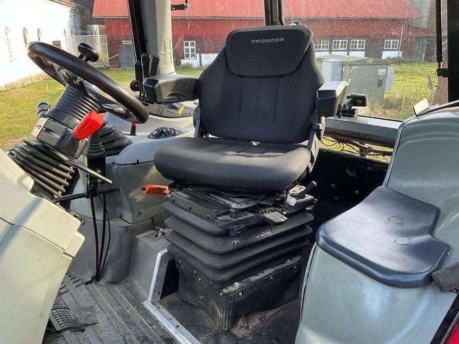 2006 Massey Ferguson 5465 Tractor with loader - Image 12