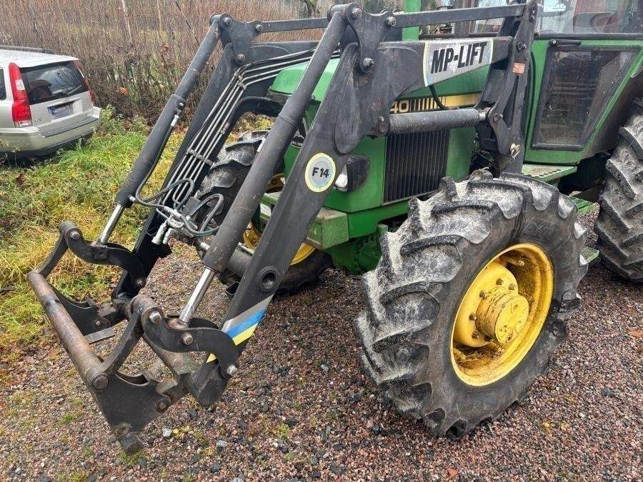 1997 John Deere 2140 tractor with loader - Image 12