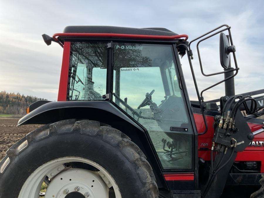 2001 Valtra 700-4 Tractor with loader - Image 11