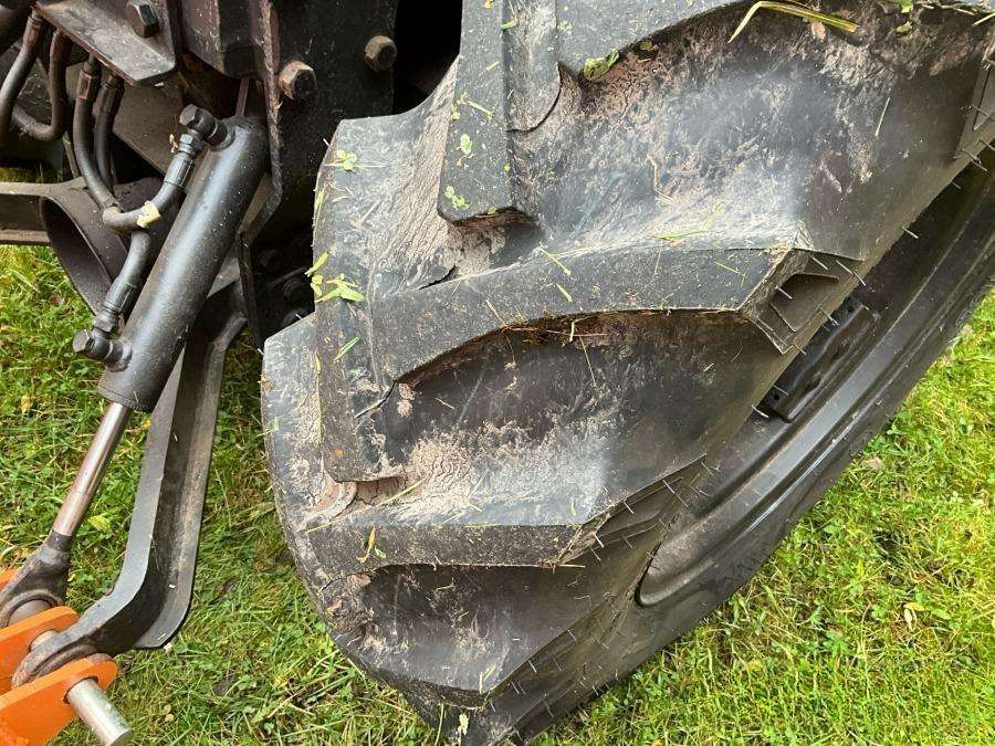 1999 Massey Ferguson 4225 Tractor with folding plough - Image 13