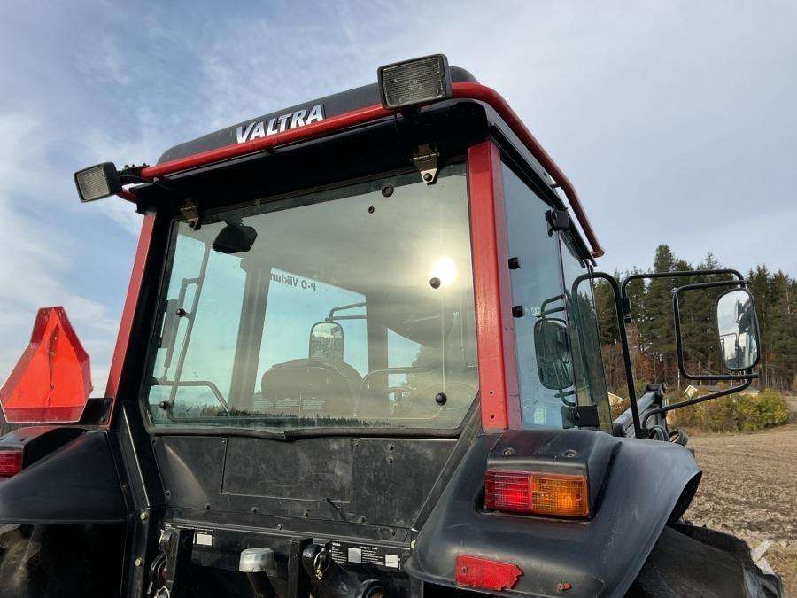 2001 Valtra 700-4 Tractor with loader - Image 12