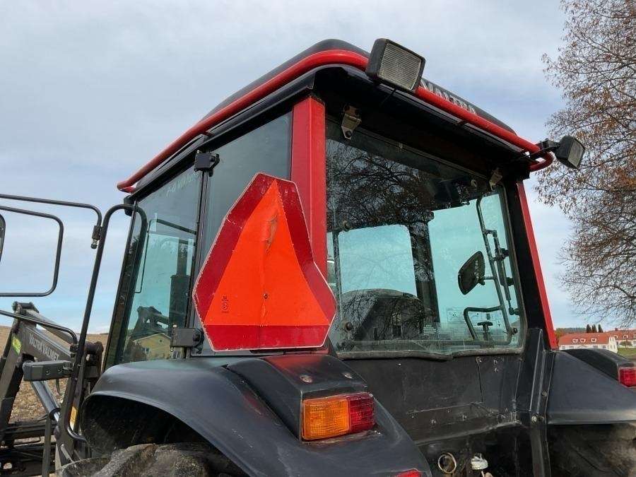 2001 Valtra 700-4 Tractor with loader - Image 13