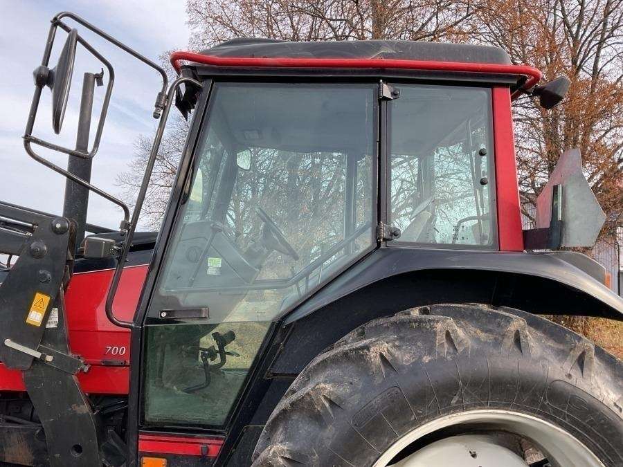 2001 Valtra 700-4 Tractor with loader - Image 14
