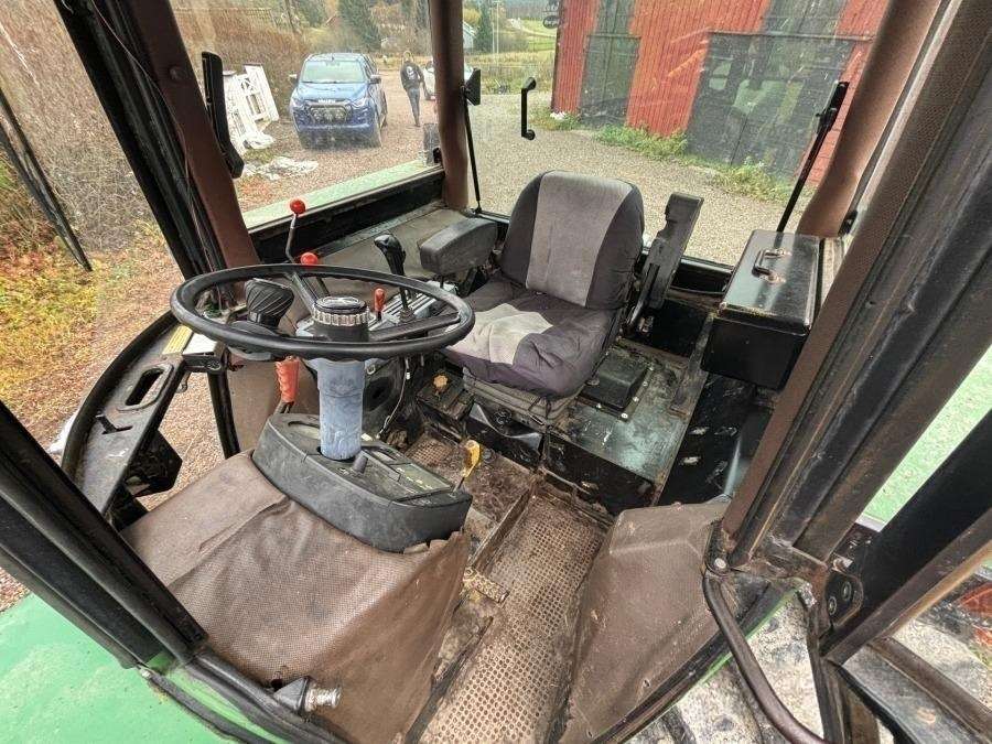 1997 John Deere 2140 tractor with loader - Image 17