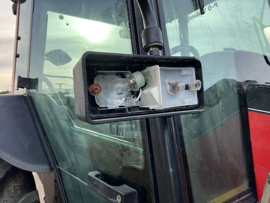 2001 Valtra 700-4 Tractor with loader - Image 16