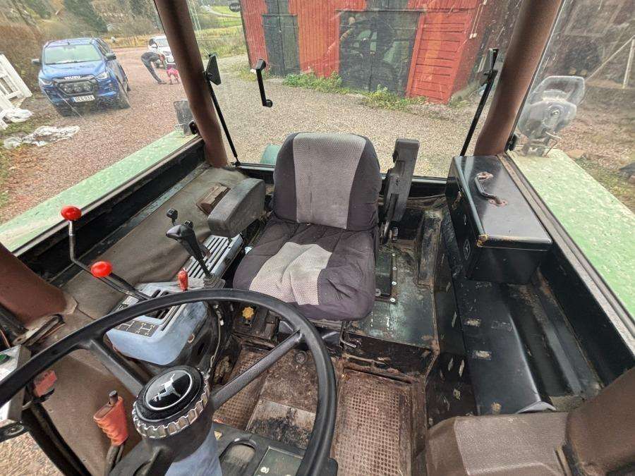 1997 John Deere 2140 tractor with loader - Image 18