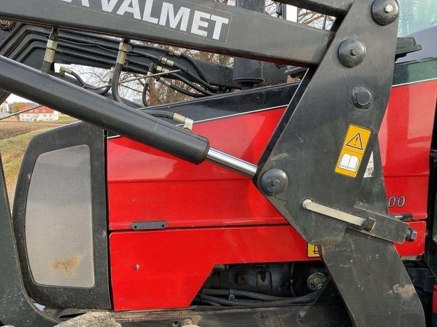 2001 Valtra 700-4 Tractor with loader - Image 17
