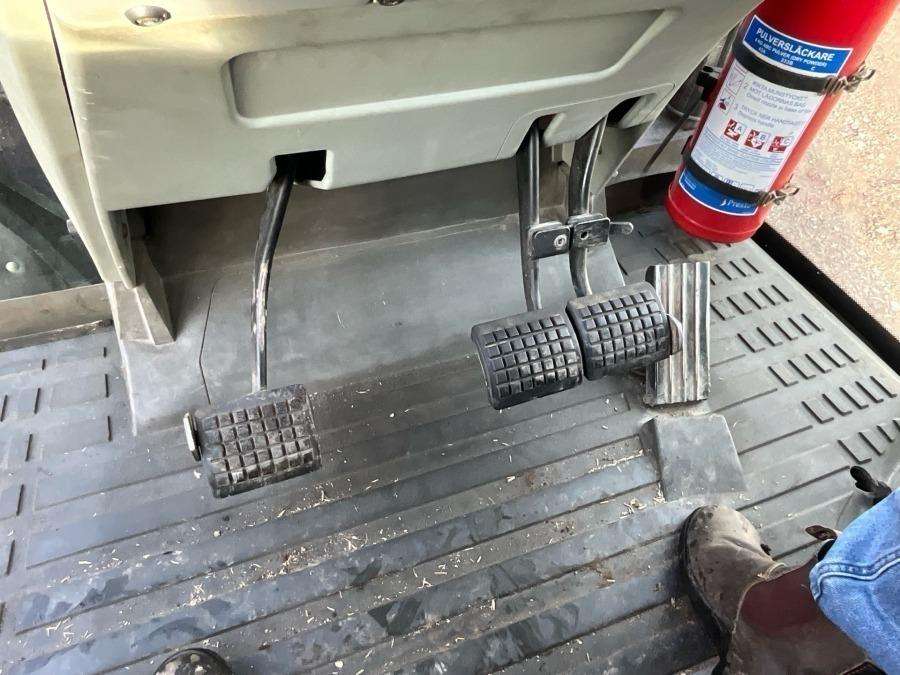 2006 Massey Ferguson 5465 Tractor with loader - Image 19