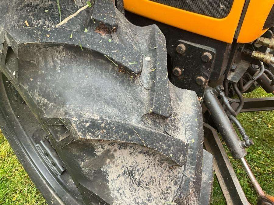 1999 Massey Ferguson 4225 Tractor with folding plough - Image 19