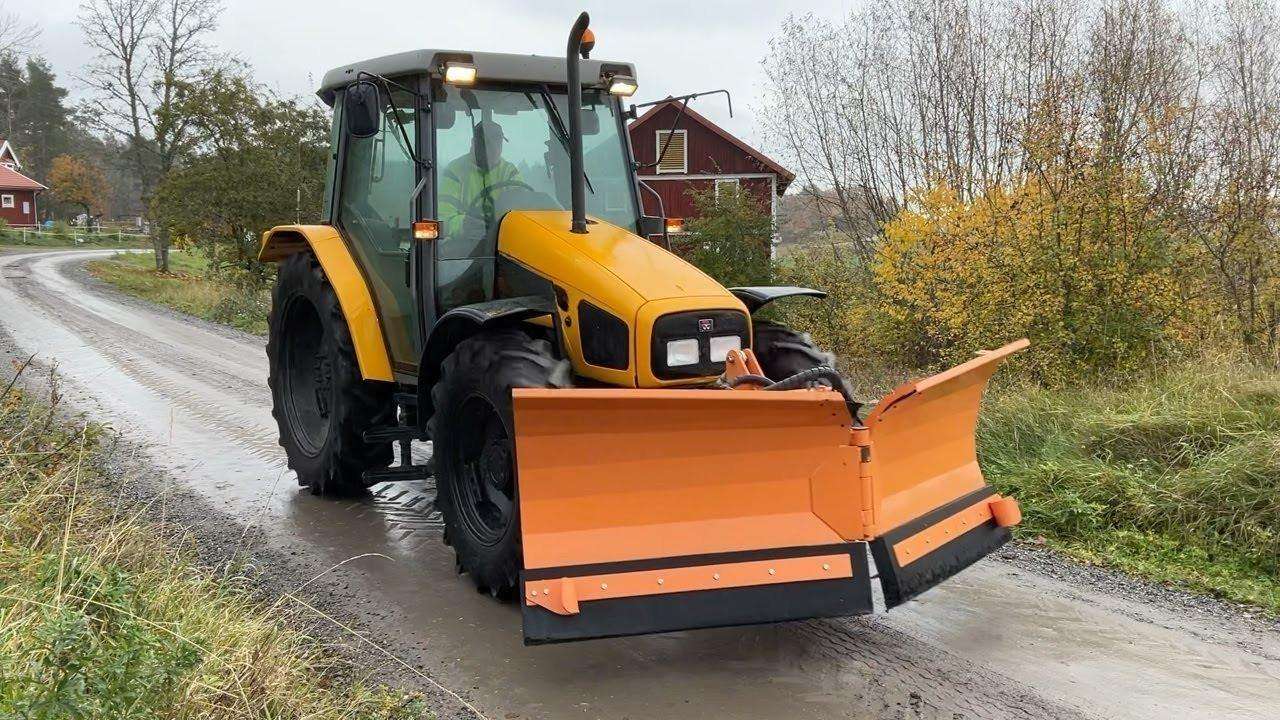 1999 Massey Ferguson 4225 Tractor with folding plough - Image 3
