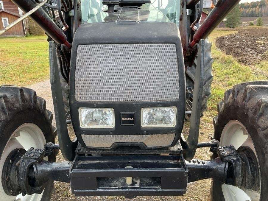 2001 Valtra 700-4 Tractor with loader - Image 20