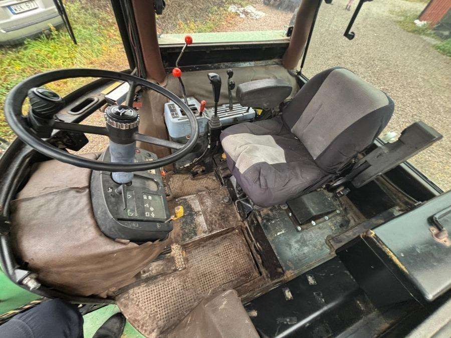 1997 John Deere 2140 tractor with loader - Image 22