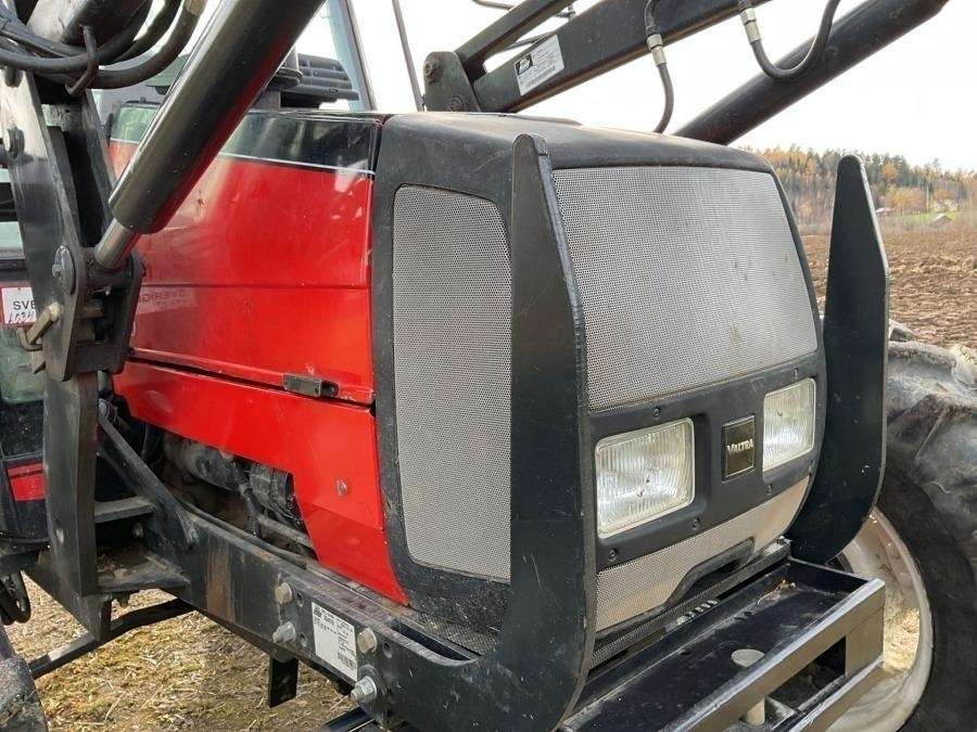 2001 Valtra 700-4 Tractor with loader - Image 21