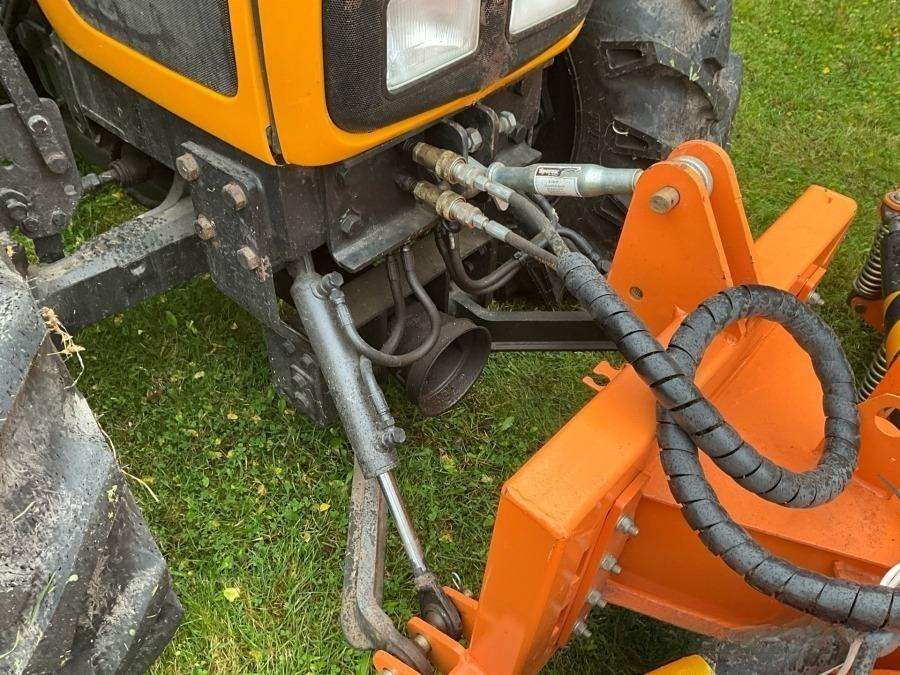 1999 Massey Ferguson 4225 Tractor with folding plough - Image 23