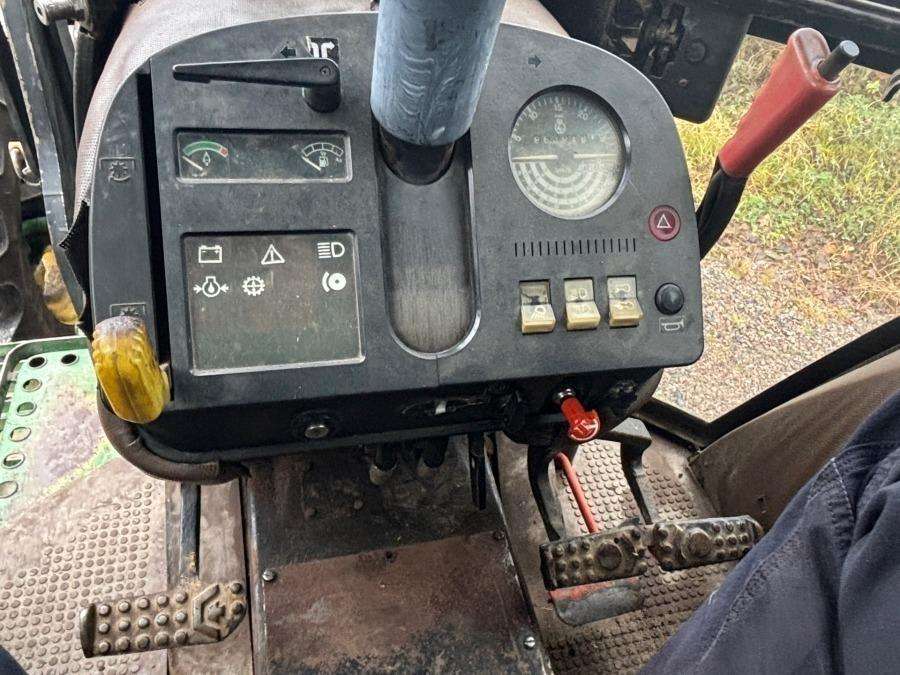 1997 John Deere 2140 tractor with loader - Image 24