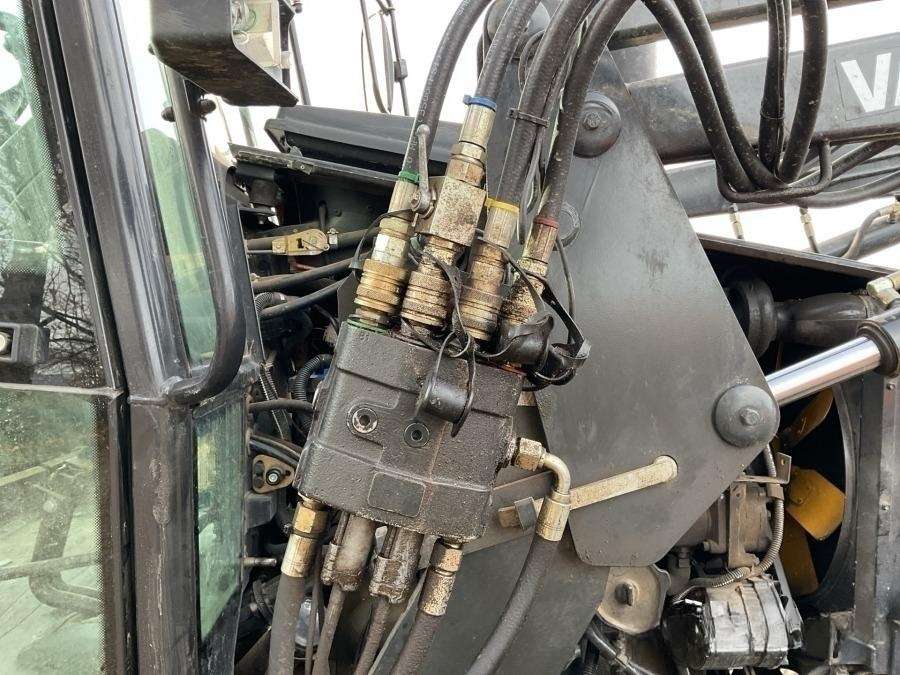 2001 Valtra 700-4 Tractor with loader - Image 23