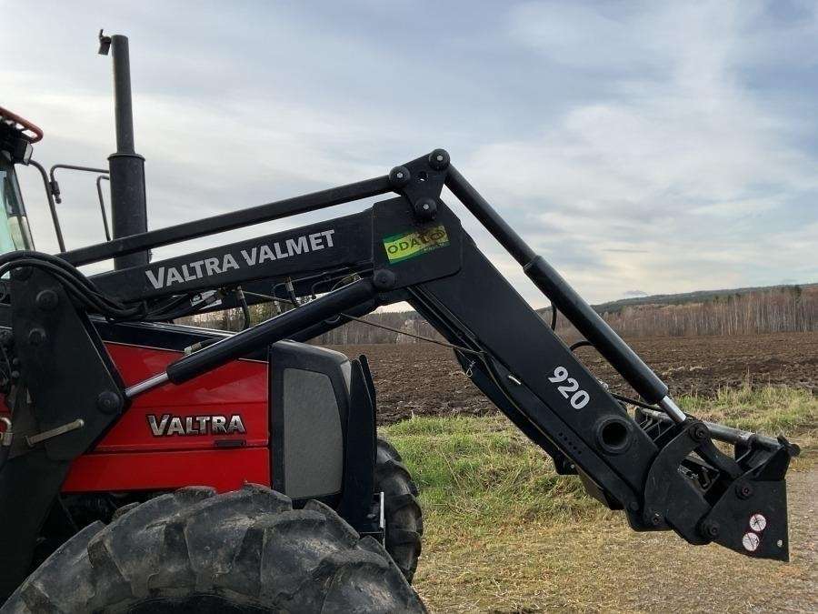 2001 Valtra 700-4 Tractor with loader - Image 24