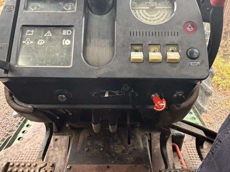 1997 John Deere 2140 tractor with loader - Image 26