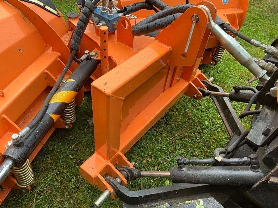 1999 Massey Ferguson 4225 Tractor with folding plough - Image 26