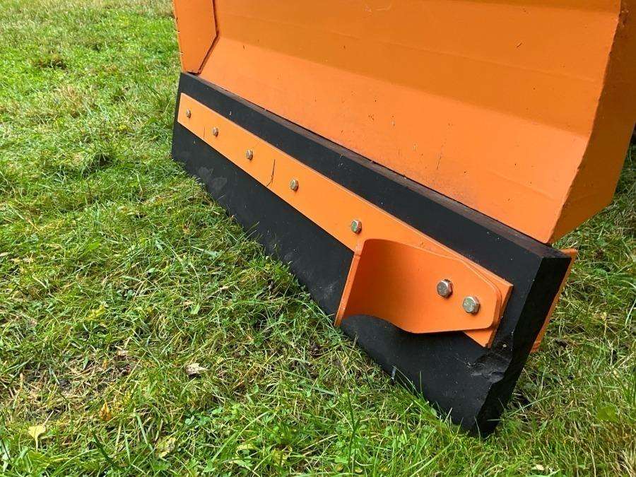 1999 Massey Ferguson 4225 Tractor with folding plough - Image 27