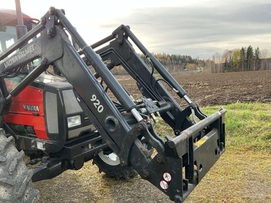 2001 Valtra 700-4 Tractor with loader - Image 26