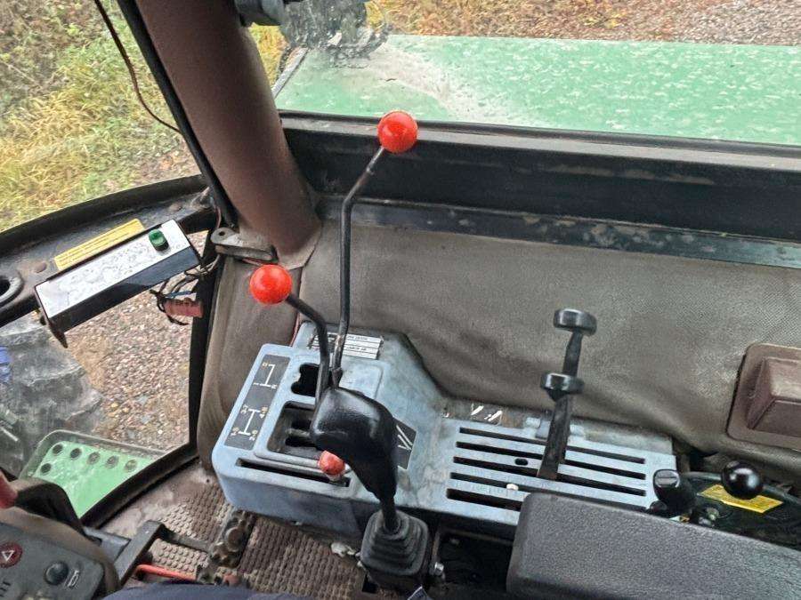 1997 John Deere 2140 tractor with loader - Image 28