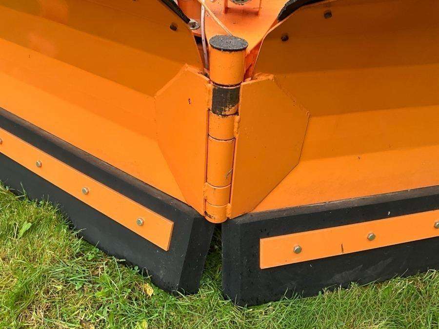 1999 Massey Ferguson 4225 Tractor with folding plough - Image 28