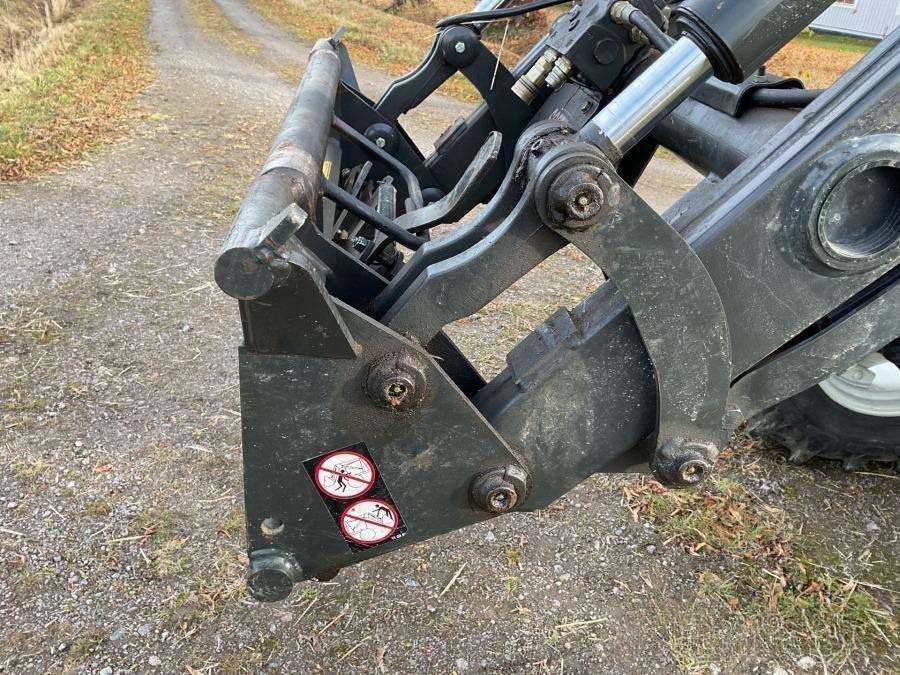 2001 Valtra 700-4 Tractor with loader - Image 27