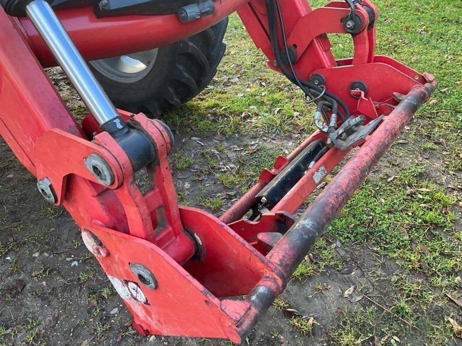 2006 Massey Ferguson 5465 Tractor with loader - Image 29