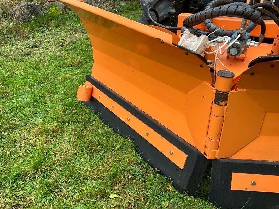 1999 Massey Ferguson 4225 Tractor with folding plough - Image 29