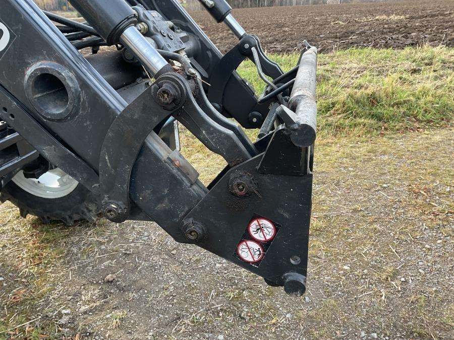 2001 Valtra 700-4 Tractor with loader - Image 28