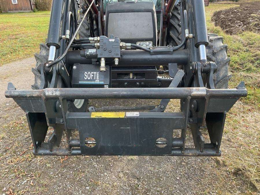 2001 Valtra 700-4 Tractor with loader - Image 29