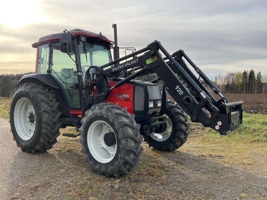 2001 Valtra 700-4 Tractor with loader - Image 3