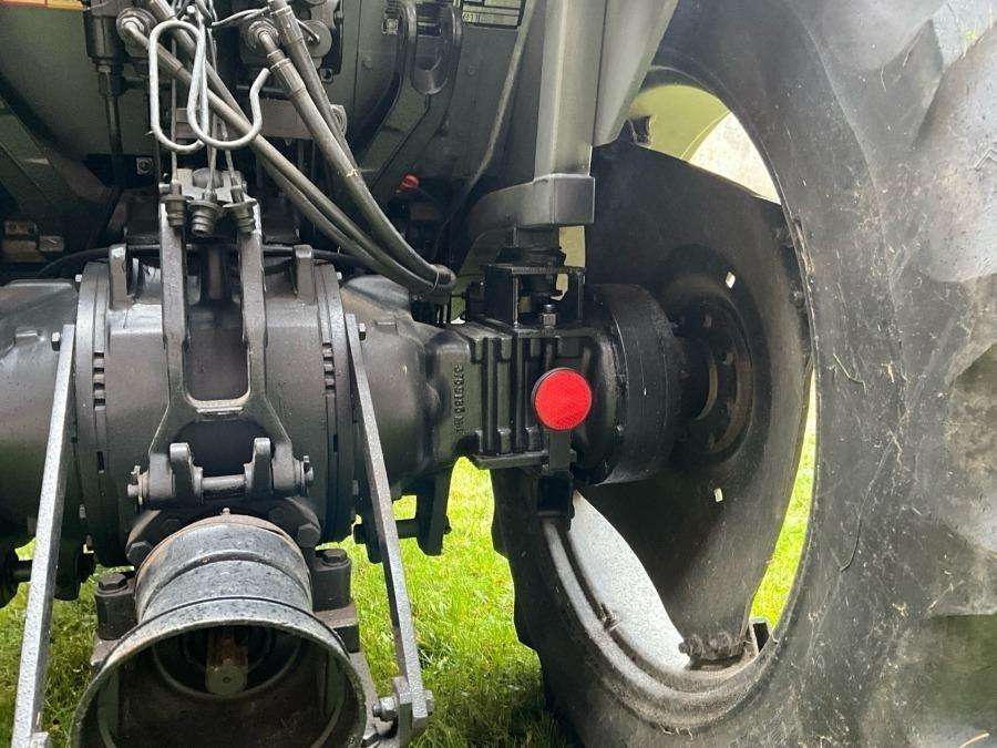 1999 Massey Ferguson 4225 Tractor with folding plough - Image 31